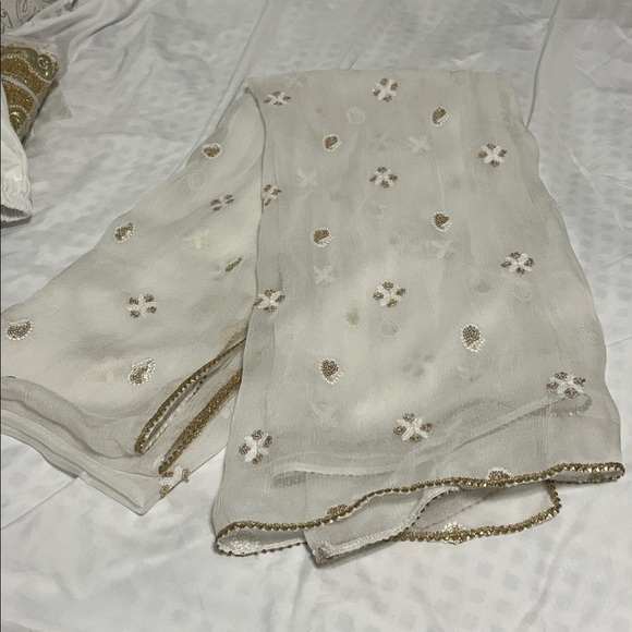 Off white and Gold shalwar kameez Duppatta Embroidered chicken kari chiffon. S-M - Picture 16 of 17